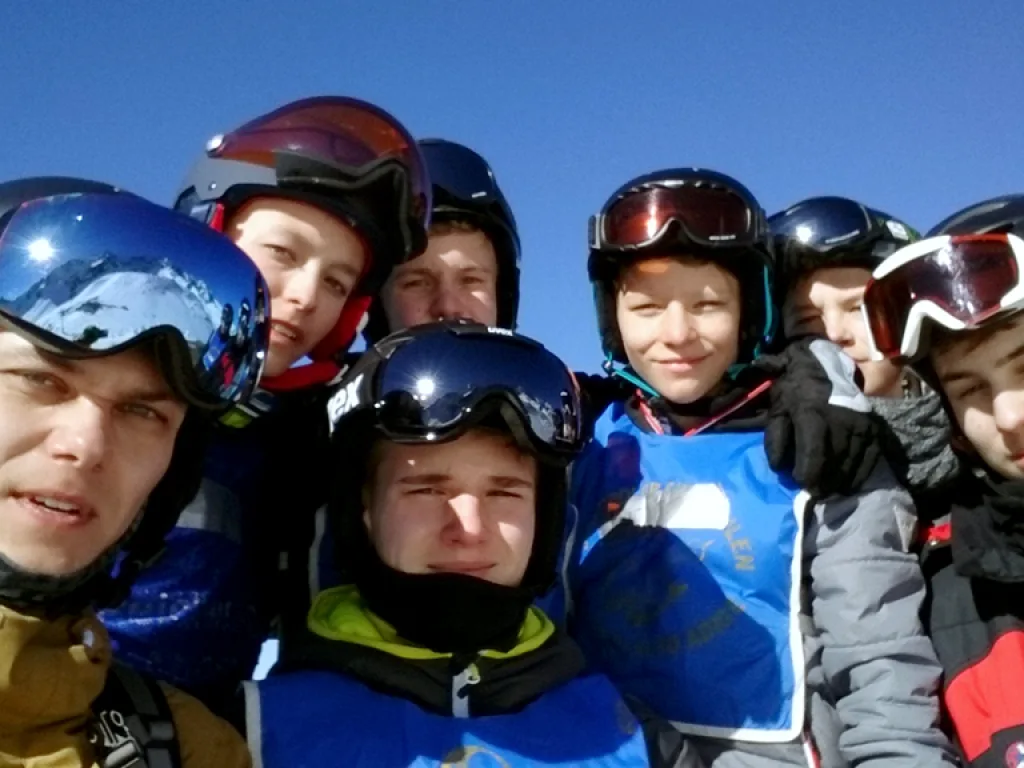 Jugendliche mit Helmen und Skibrillen dicht gedrängt im Bild.